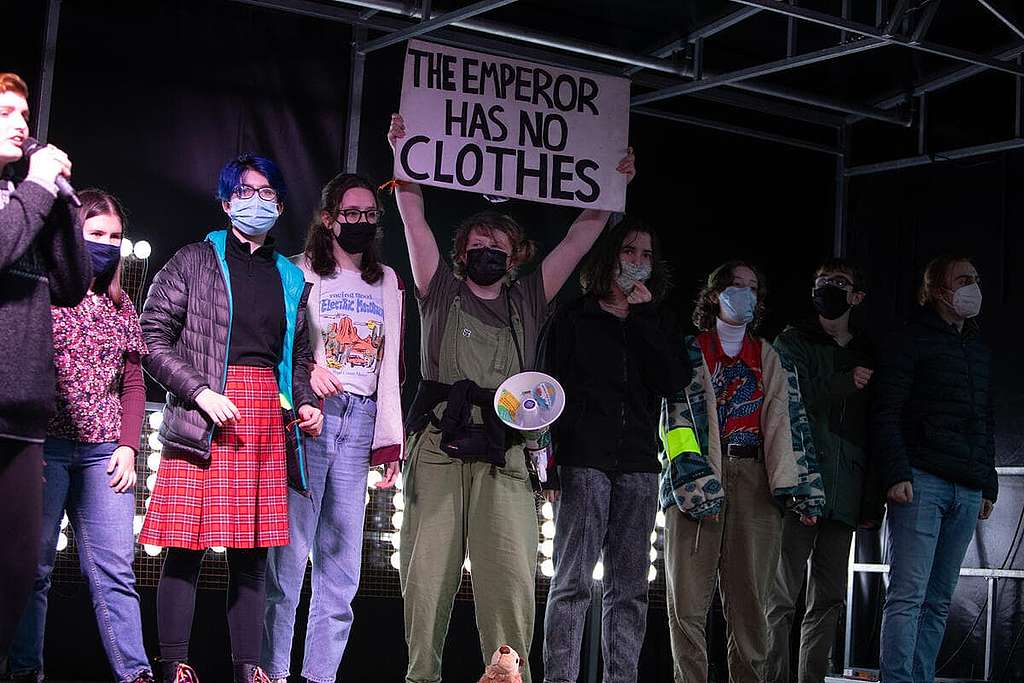 不要「國王的新衣」──年輕一代不再相信花言巧語，只需要真正氣候行動。 © Jeremy Sutton-Hibbert / Greenpeace
