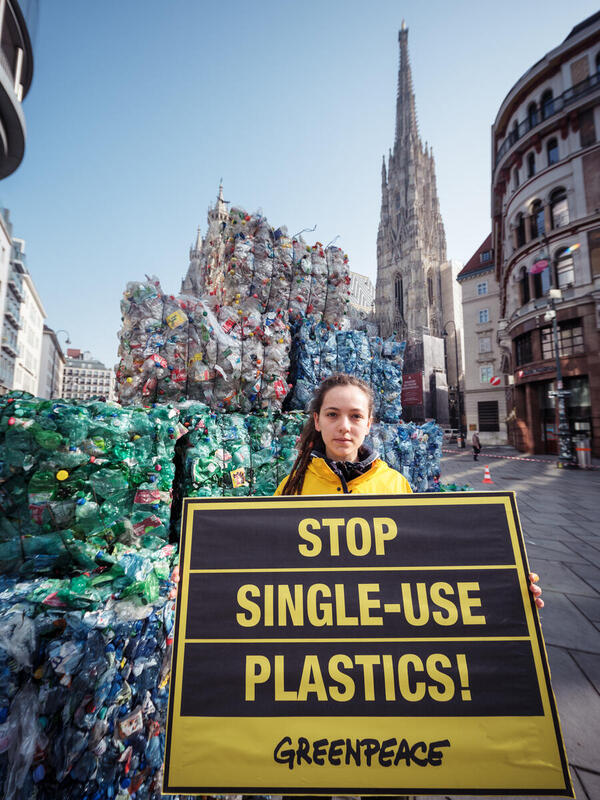 2月綠色和平奧地利辦公室於維也納地標行動，展示以10萬個膠樽組成的塑膠山，向政府繼續施壓，要求終結即棄文化。© Mitja Kobal / Greenpeace