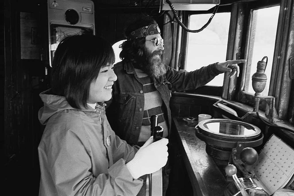 攝於1975年，Taeko Miwa和Mel Gregory在綠色和平的第一艘船「Phyllis Cormack」號的駕駛室內。 © Greenpeace / Rex Weyler