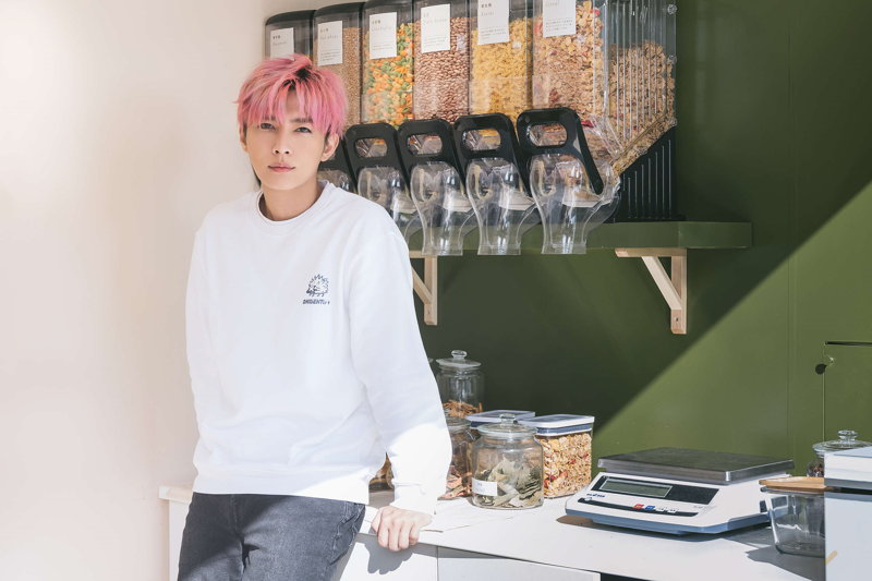 炎亞綸擔任綠色和平「無塑示範店」的一日店長,分享如何在生活中實踐低碳消費,並協助市民租借循環杯,推動永續的消費選擇,讓循環模式更加普遍。© Greenpeace