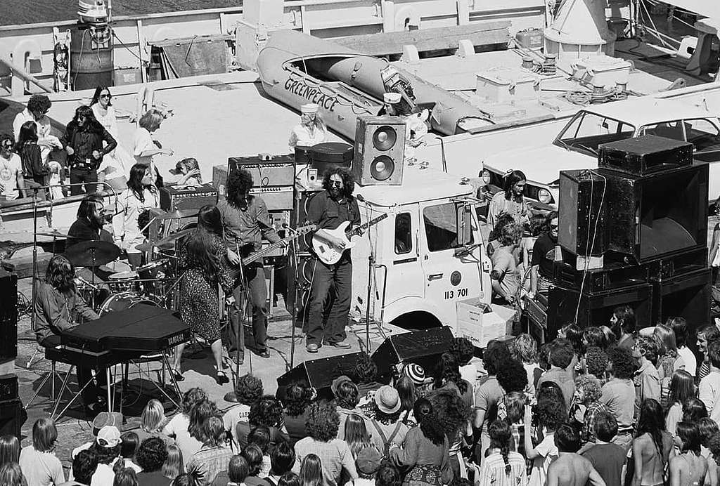 1977年8月12日於三藩市第31號碼頭,Jerry Garcia和朋友在綠色和平船隻「James Bay」號上舉行慈善演唱會。 © Greenpeace / Rex Weyler