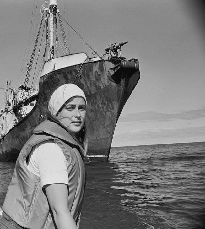 攝於1976年，Bobbi Hunter與俄羅斯捕鯨船。 © Rex Weyler