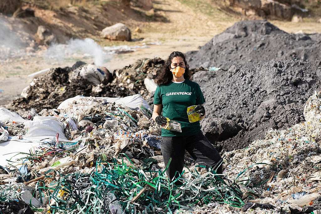 綠色和平地中海團隊在土耳其阿達納省Karahan檢視被棄置和焚燒的塑膠垃圾，發現當中的塑膠包裝來自英國、德國等跨國品牌及連鎖超市。 © Caner Ozkan / Greenpeace