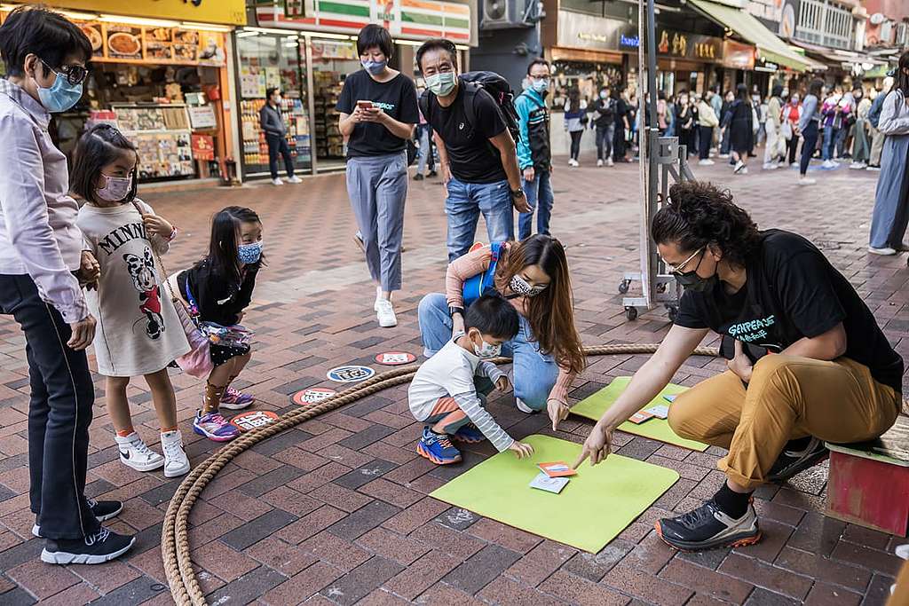 除了借出可重用餐具，綠色和平亦在現場設立遊戲攤位及展板，向市民推廣走塑訊息。 © Greenpeace / Waiho Ng