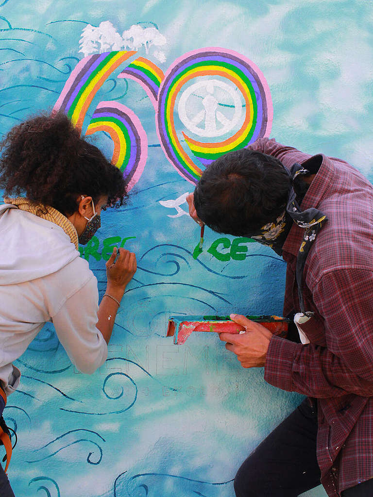 綠色和平發動全球街頭藝術家Hope Through Action ，在全球10個城市繪畫大型壁畫。以色列藝術家為街頭添上溫暖甜蜜的希望之風。 © Buse Altun / Greenpeace