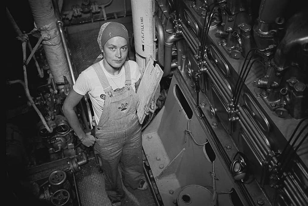 攝於1976年，Bree Drummond 在「James Bay」號的機房內。 © Greenpeace / Rex Weyler