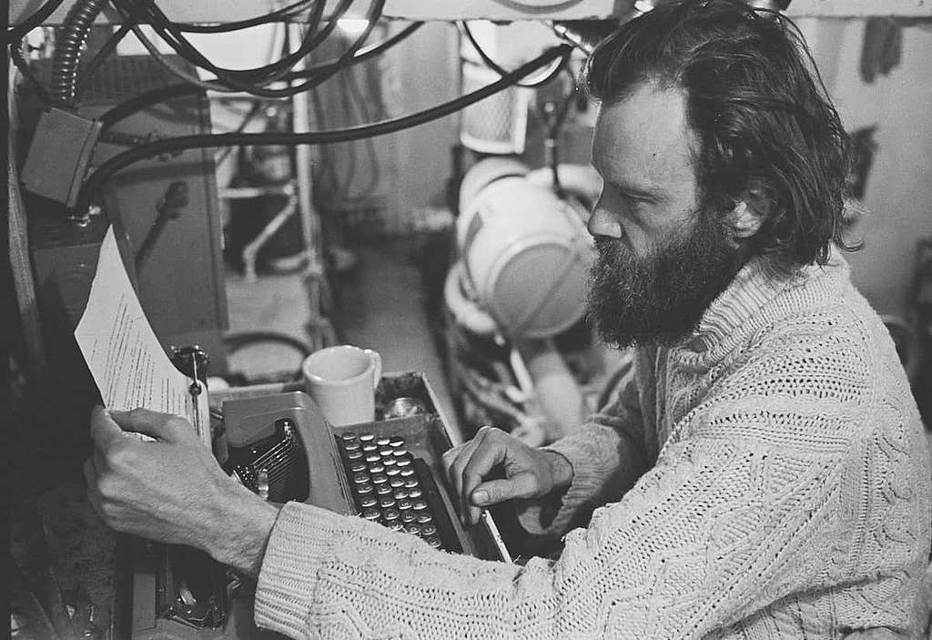 攝於1976年，Bob Hunter在船的機房內寫新聞稿。 © Greenpeace / Rex Weyler