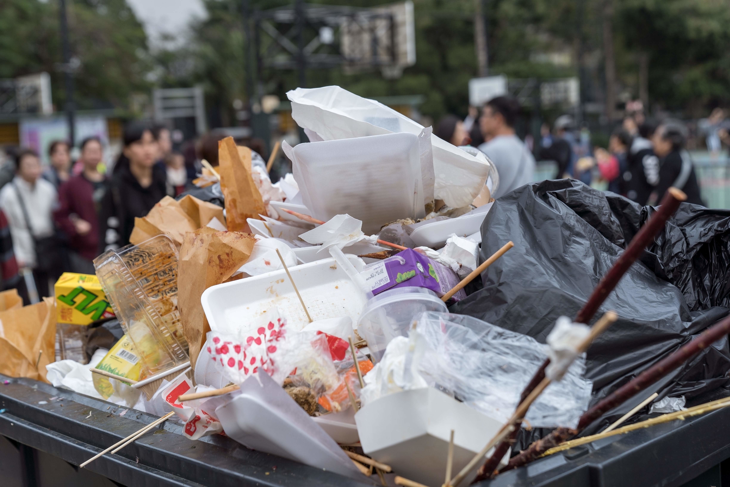 環保署推算2020年的即棄膠餐具棄置量為每日266公噸，比2019年的每日200公噸增加33%，為歷史新高。
