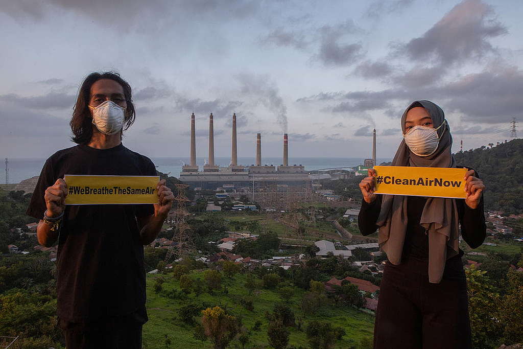 2020年2月,綠色和平義工在印尼蘇娜拉亞煤電廠前,舉起「Clean Air Now」標語,宣示人民要求清新空氣的逼切訴求。 © Rendra Hernawan / Greenpeace