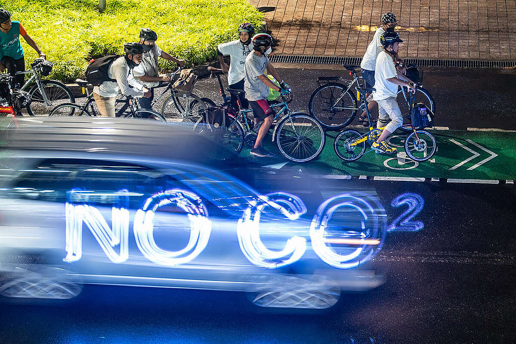 拯救氣候，社會必須向著可持續發展、零排放的方向。印尼辦公室與環保和單車組織及百計單車愛好者，在雅加達舉行幻彩燈光活動，提倡綠色交通。© Jurnasyanto Sukarno / Greenpeace