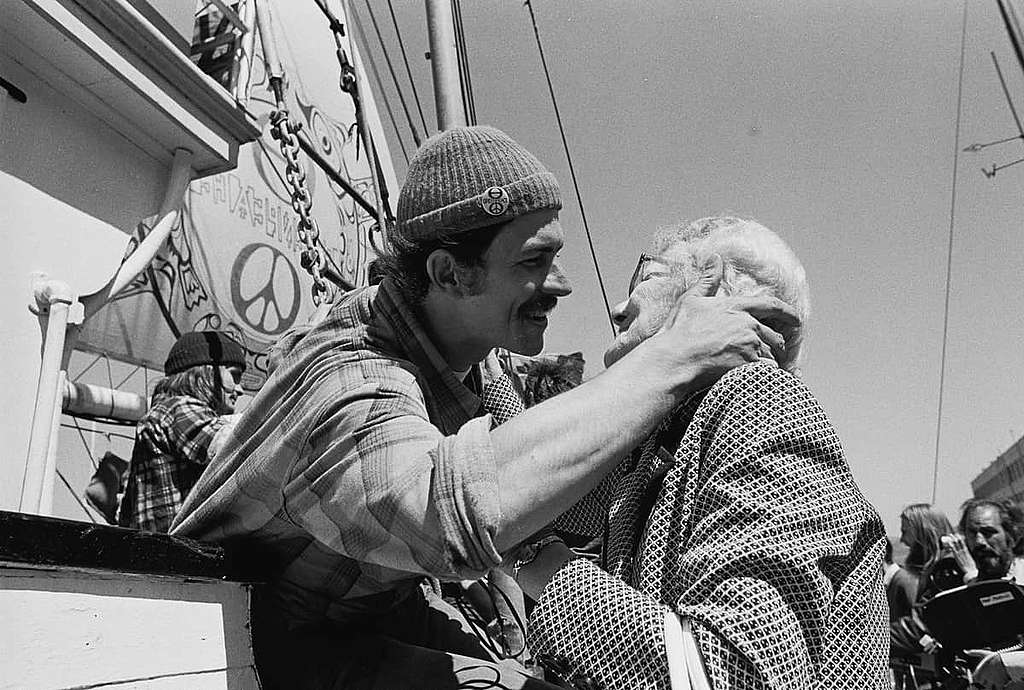 攝於1975年三藩市，Rex Weyler與婆婆在船上見面。 © Greenpeace