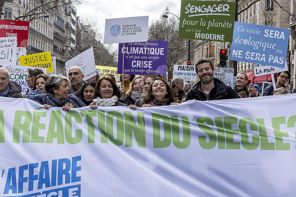 2019年3月，一批示威者及非政府組織代表在法國巴黎參加氣候變化遊行，展示氣候「世紀訴訟」行動的巨型橫幅。 © Omar Havana / Greenpeace