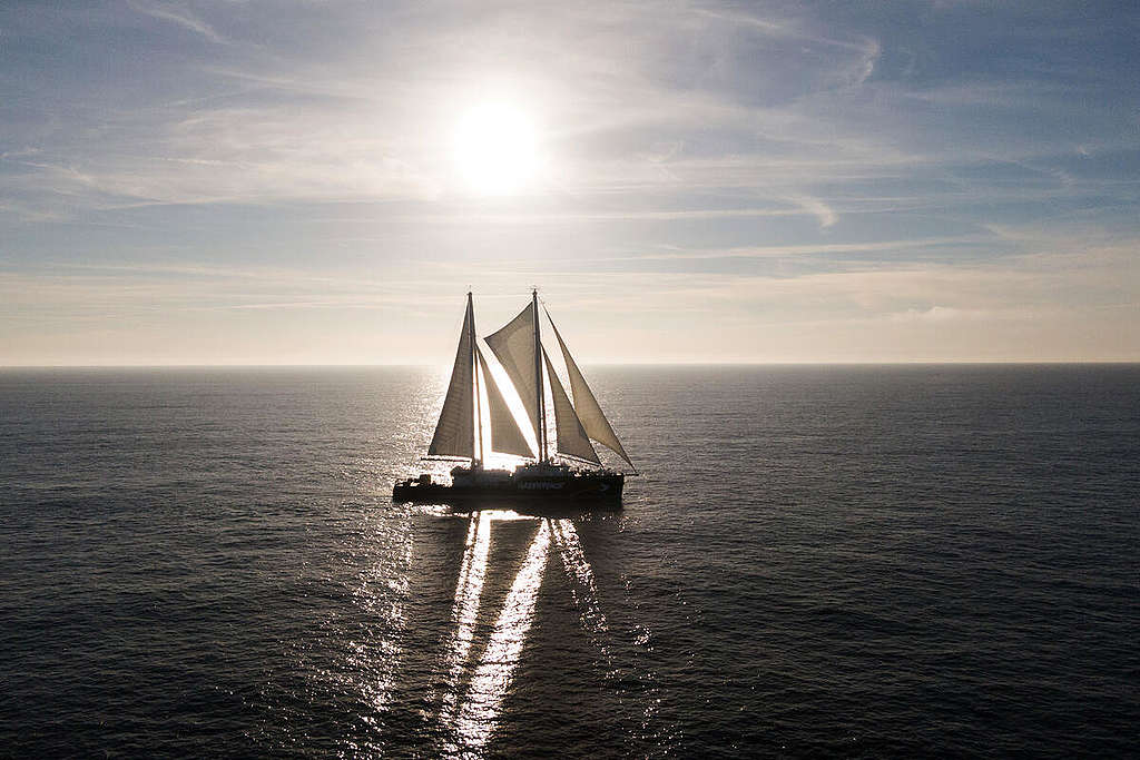 綠色和平成立50年來，團隊跟船隊一樣，衝破無數驚濤駭浪，還會珍惜風平浪靜的風光。圖為彩虹勇士號2021年10月於英國水域航行。 © Kristian Buus / Greenpeace