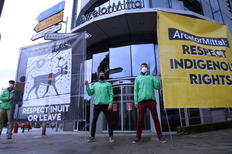 綠色和平行動者在盧森堡抗議ArcelorMittal旗下公司於加拿大北極的鐵礦對當地因紐特人社區帶來負面影響。 © Greenpeace / Anais Hector