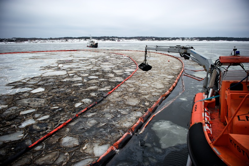 許多石油企業覬覦北極的石油與礦產資源，於當地建造鑽油台造成漏油與污染風險，破壞生態環境。圖為挪威海岸的漏油事故。© Jon Terje Hellgren Hansen / Greenpeace