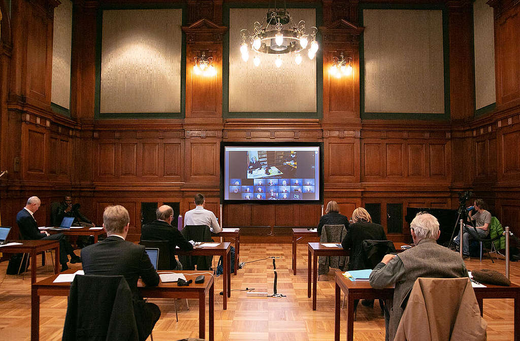 2020年11月，19位最高法院法官透過庭內視訊系統，審理「People vs. Oil」最終聆訊。© Johanna Hanno / Greenpeace