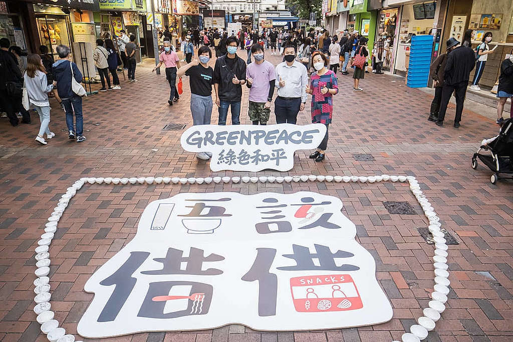 「唔該借借」社區實驗於「掃街」熱點路德圍展開，展示重用餐具社區配套能夠得到市民與店主認同，實屬走塑可行方案。 © Greenpeace / Waiho Ng