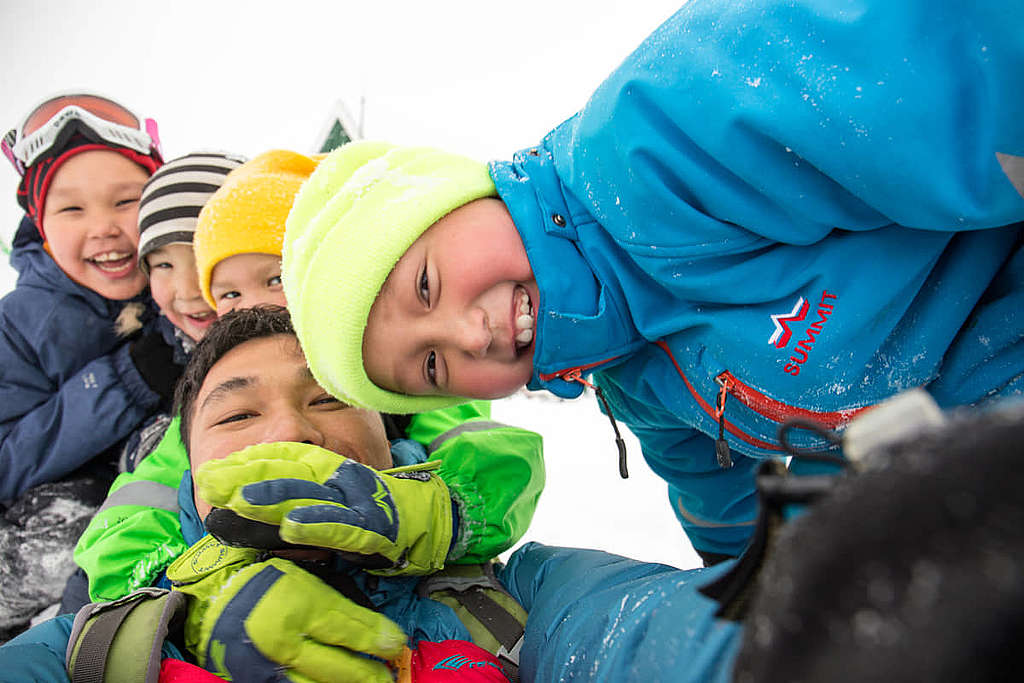 筆者在格陵蘭旅居數月，和因紐特人小孩打成一片的日子。 © Wilson Cheung