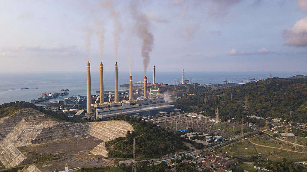 綠色和平北京辦公室研究指出，疫情引致的政策轉向及撤資因素，加速煤炭市場萎縮，同時加劇印尼煤電項目的投資風險。 © Kasan Kurdi / Greenpeace
