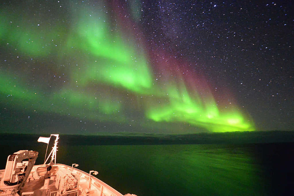 在挪威的北極光。一般而言北極光都是綠色，只有在高緯度又高海拔的地方才有機會遇見紅色北極光。 © Wilson Cheung
