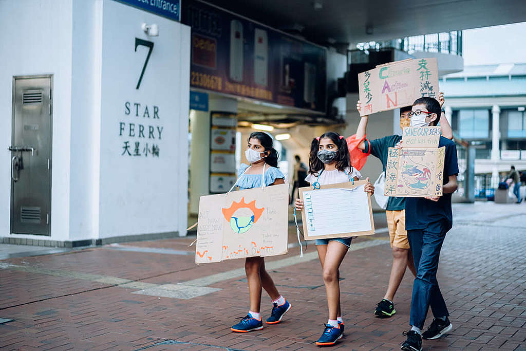 全球愈來愈多人覺醒為氣候行動，包括4位香港年輕氣候行動者Dhaanya（左起）、Reaha、Max與Ennan。© Greenpeace / Patrick Cho