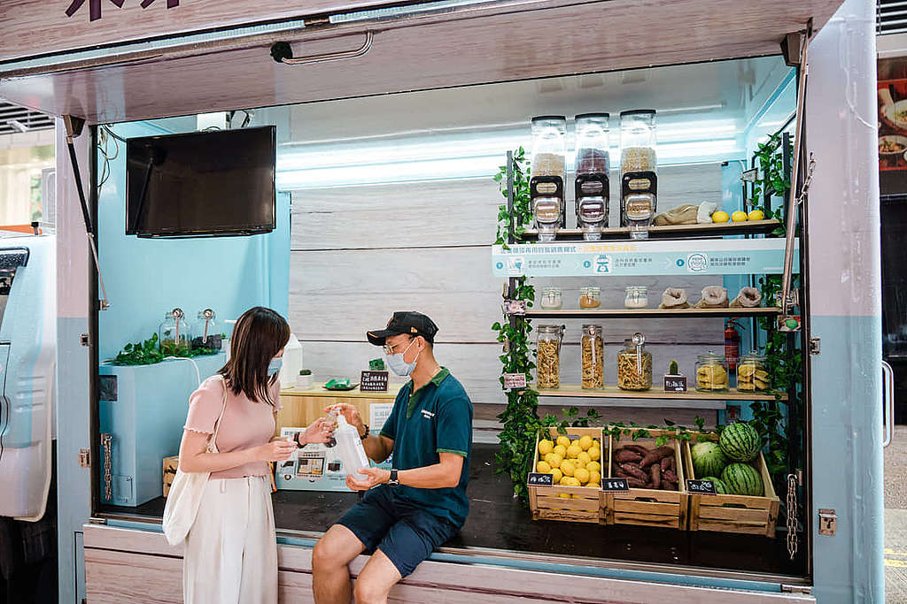 未來無塑超市Pop-up流動店穿梭全港各區，讓市民輕鬆體驗裸買滋味。© Greenpeace / Patrick Cho