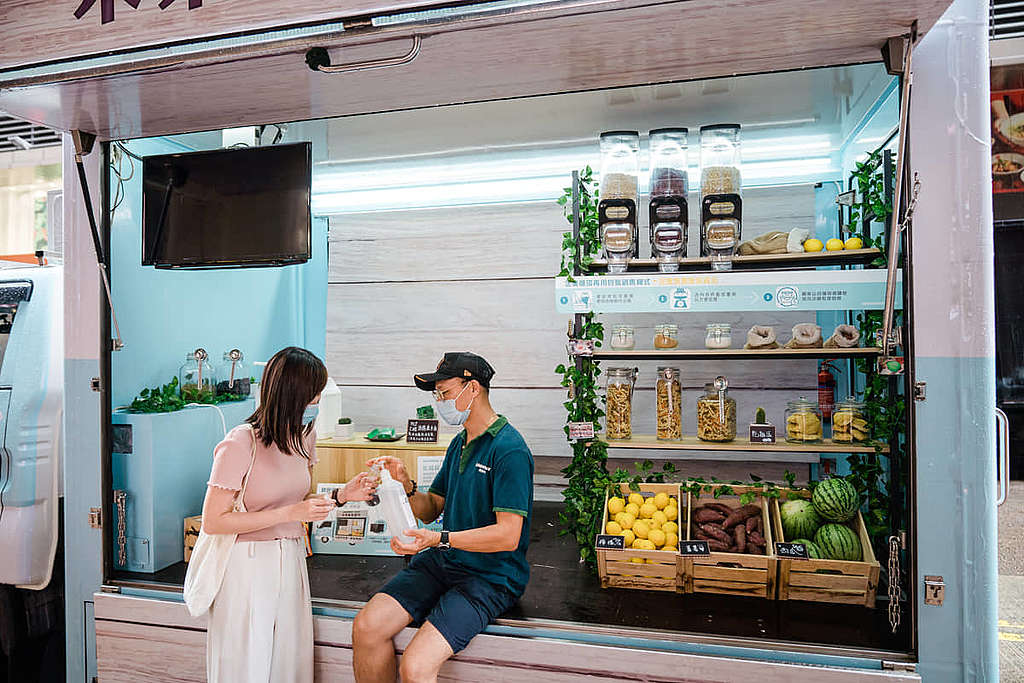 未來無塑超市Pop-up流動店穿梭全港各區,讓市民輕鬆體驗裸買滋味。© Greenpeace / Patrick Cho