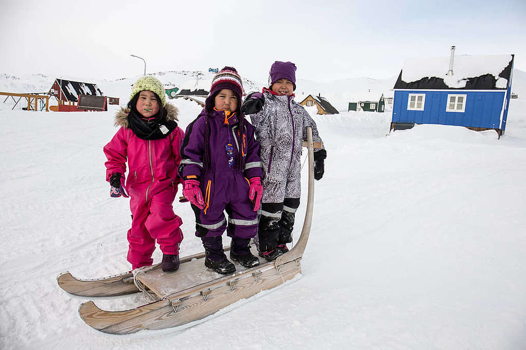 在格陵蘭的天真爛漫的因紐特人。 © Wilson Cheung