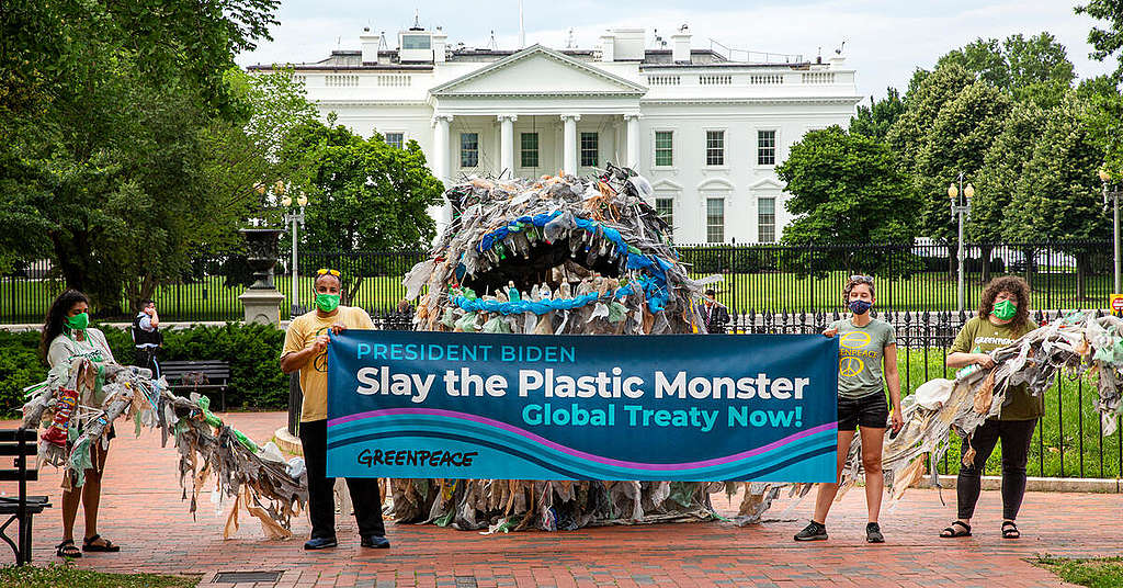 2021年8月，綠色和平美國辦公室的走塑倡議行動巡迴華盛頓，在白宮前向總統拜登表達制定《全球塑膠公約》（Global Plastics Treaty）的訴求。© Tim Aubry / Greenpeace