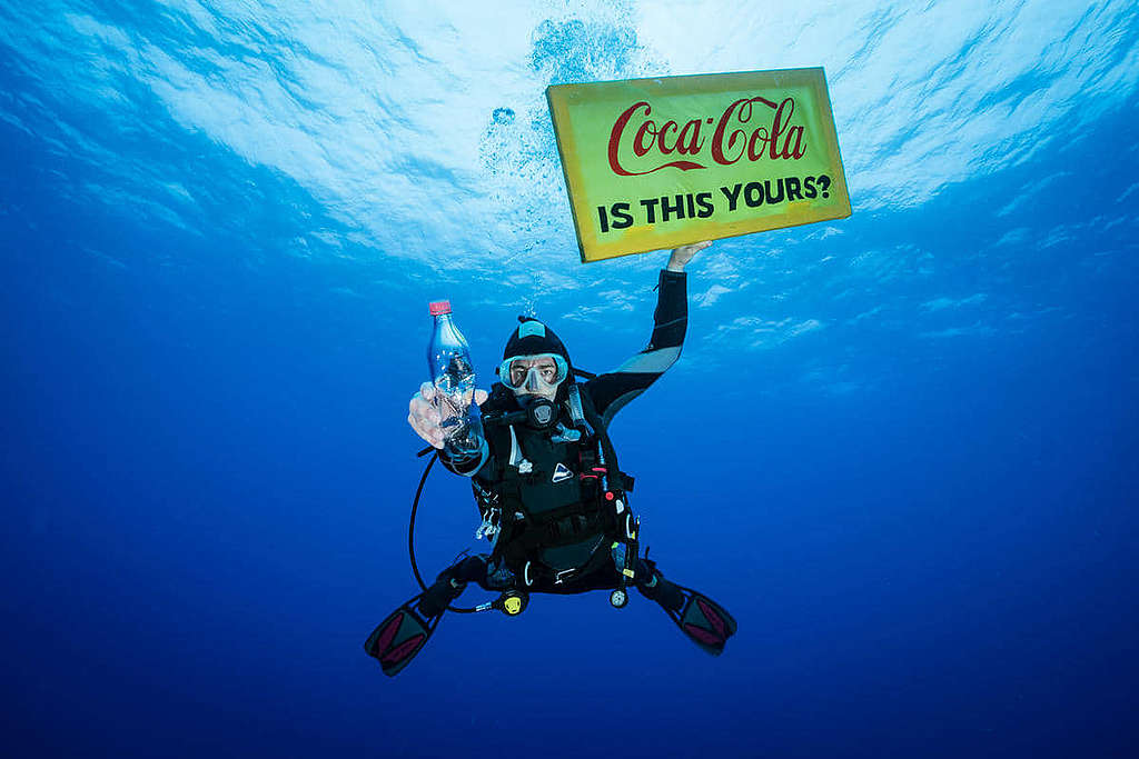 「可口可樂，這是屬於你的嗎？」綠色和平潛水員以漂流於太平洋垃圾帶的可樂膠樽為證據，促使企業加快走塑步伐。 © Justin Hofman / Greenpeace