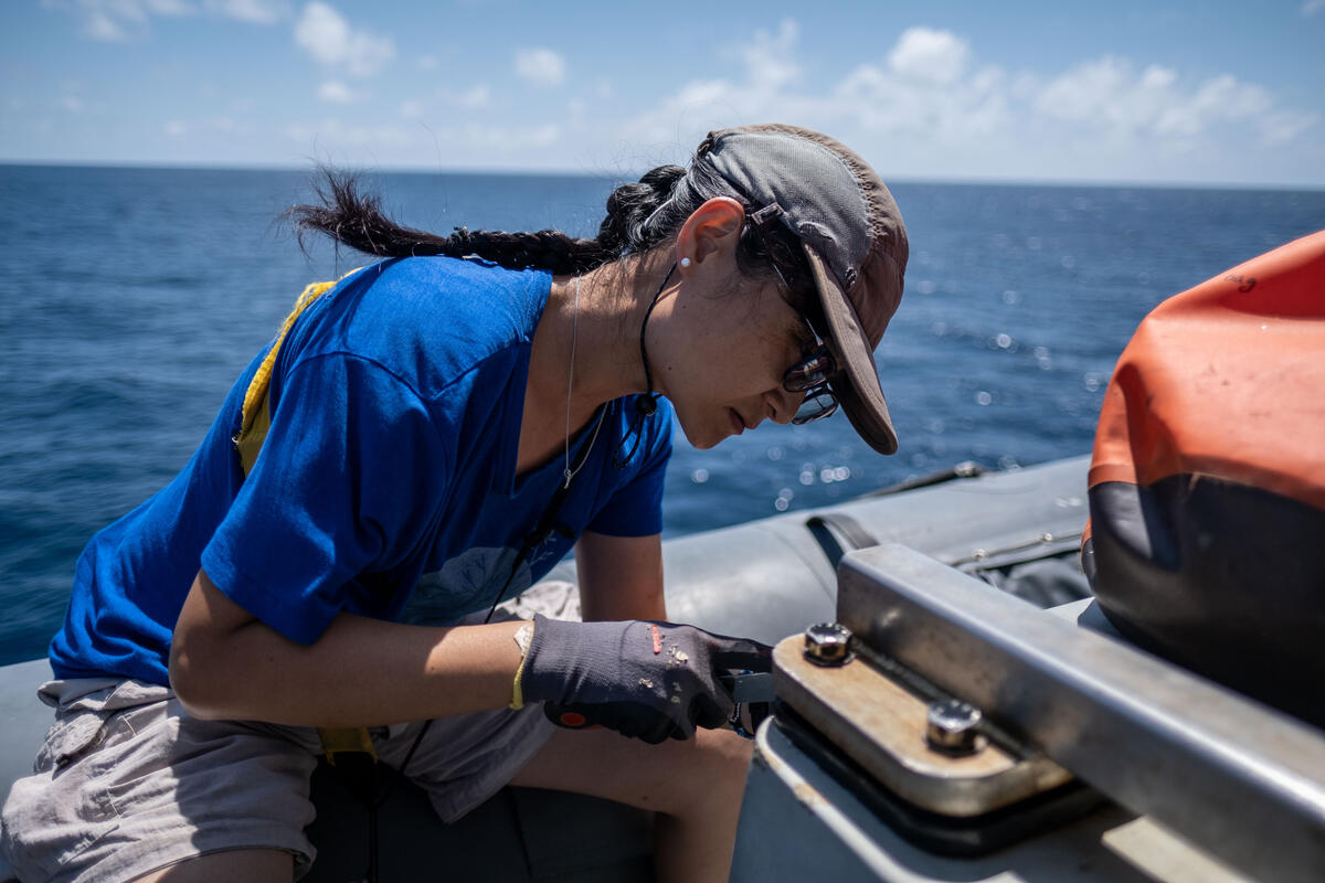 2021年3月綠色和平的印度洋之旅，黃懿萱（小豚）是船艦極地曙光號團隊成員之一。圖示她正進行船上的維修工作。© Tommy Trenchard / Greenpeace