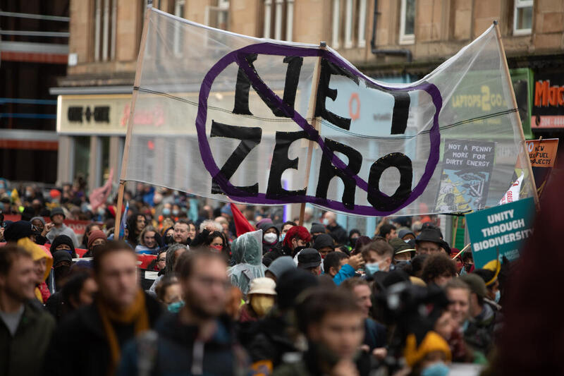 2021年COP26氣候大會期間，倫敦舉行氣候遊行。群眾中提出淨零碳排及守護生物多樣性的訴求。© Jeremy Sutton-Hibbert / Greenpeace