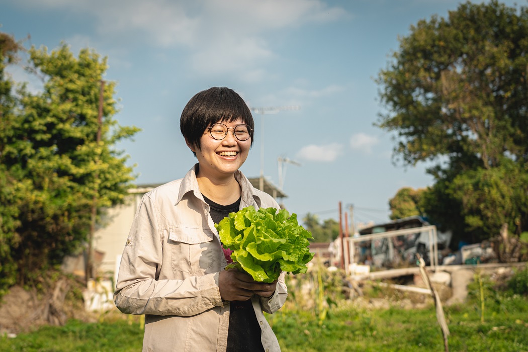 綠色收成,譚穎琳Leanne與自家種植的生菜。© Chilam Wong / Greenpeace