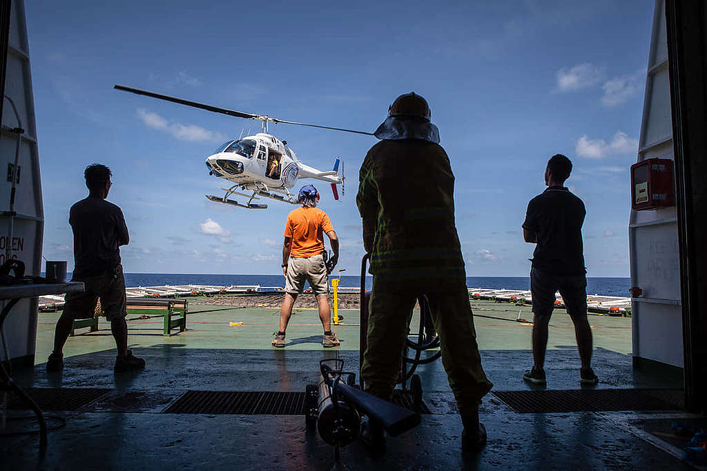 2016年希望號船員在印度洋準備空中搜索行動，並利用太陽能空中及水底監控，追蹤破壞性捕魚活動。 © Will Rose / Greenpeace