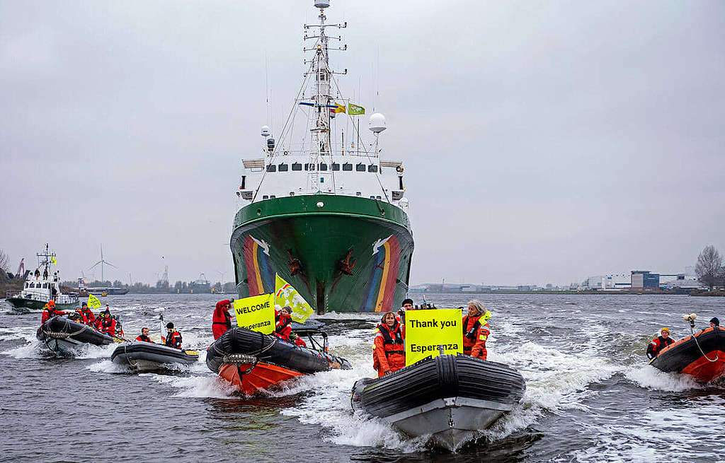 2021年11月20日，希望號在船員和支持者艦隊的簇擁下，返回阿姆斯特丹的基地港口。這是希望號退役前的最後之旅。 © Marten van Dijl / Greenpeace