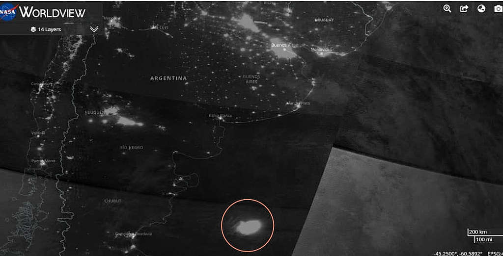 2022年1月,從美國太空總署衛星所見,多艘聚集西南大西洋重要生態棲息地「藍洞」(blue hole)的捕魷船,形成一片光暈(橙圈示)。 © NASA截圖