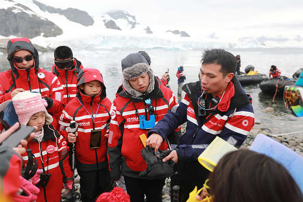 Wilson帶領同學在極地學習脆弱的生態系統。 © Wilson Cheung
