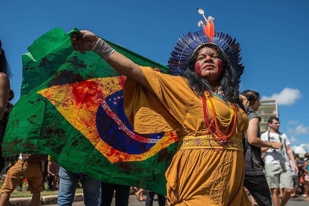 以亞馬遜雨林為家的巴西原住民領袖Sonia Guajajara，持續為對抗工業砍伐、守護自然資源而行動，包括向巴西國會及外國元首表達訴求。© Christian Braga / MNI