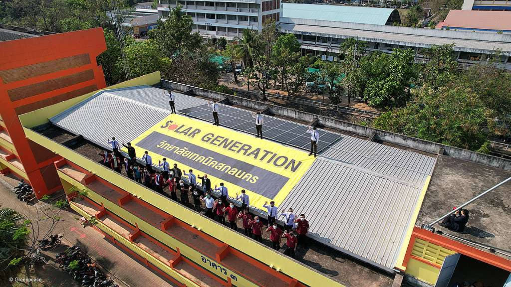 綠色和平泰國辦公室與多個當地團體成立「太陽能基金」，並發起「太陽能改革計劃」，剛於2022年3月為第三所學校完成裝設屋頂太陽能板。 © Greenpeace
