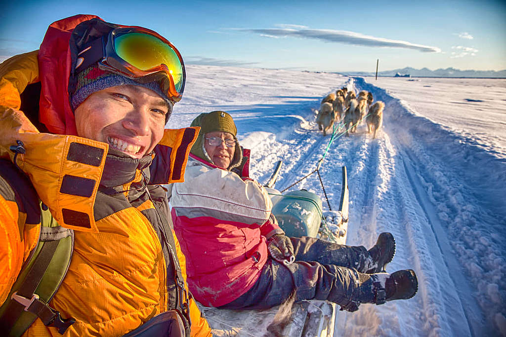 我與當地一名因紐特獵人準備坐雪橇到海冰，收穫打算用作未來一星期糧食的食物。 © Wilson Cheung