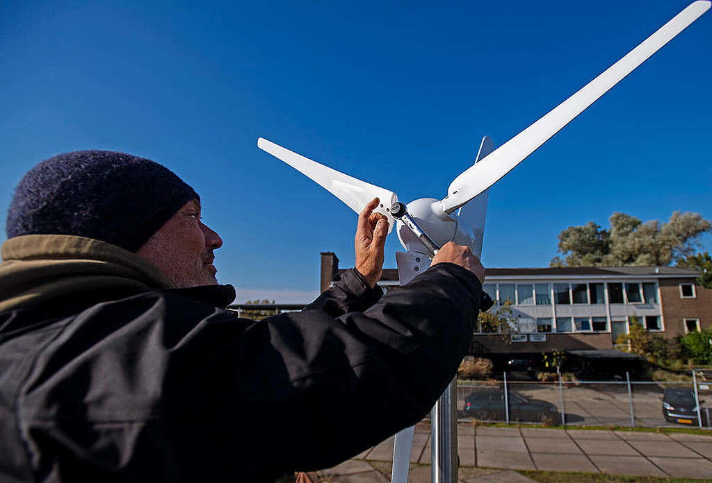 工程人員為見證者號安裝風力發電裝置，提升船隻的能源效率。 © Marten van Dijl / Greenpeace