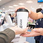 2022年，全家大規模引入循環杯系統，將有400間門市提供循環杯服務，為購買飲品的消費者提供環保又便利的選擇。© Greenpeace / 林劭陽