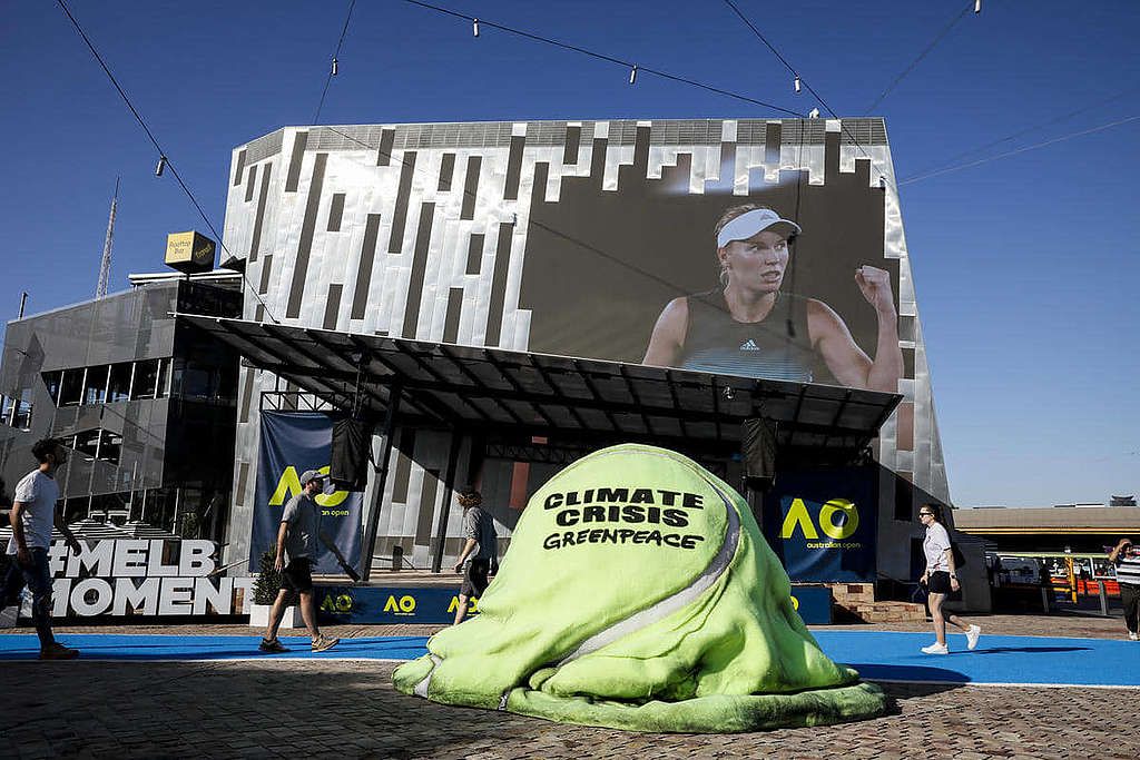2020年澳洲網球公開賽在野火肆虐下舉行，綠色和平行動者在澳網場館外放置大型「融化網球」裝置，呼籲球迷關注氣候危機亦會波及體壇盛事。 © Greenpeace
