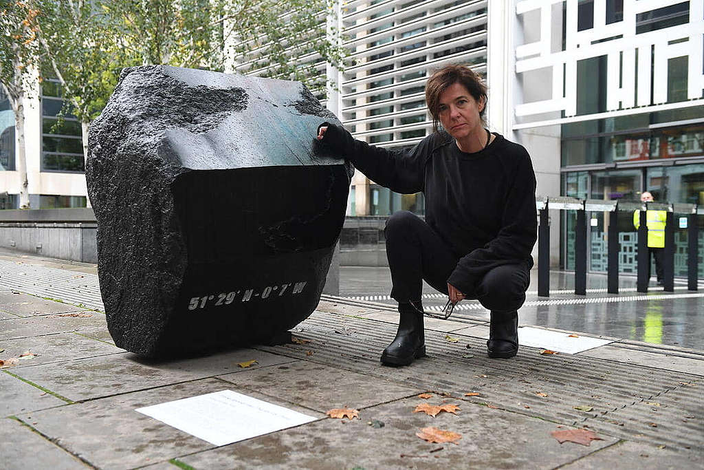 藝術家The Vanity Press將巨石製成雕塑，並送到英國環境食品與鄉村事務部門外，促請當局採取真正措施守護海洋。 © Chris J Ratcliffe / Greenpeace