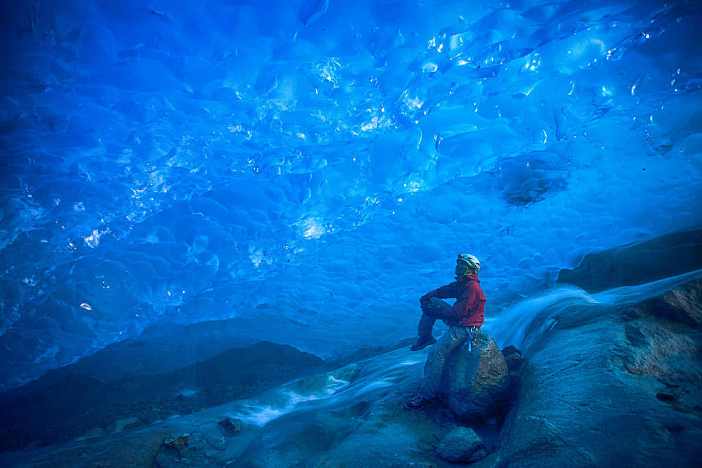 筆者在瑞士的冰川底部。由於這些遠古冰裏頭沒有空氣，故都是藍色的。 © Wilson Cheung