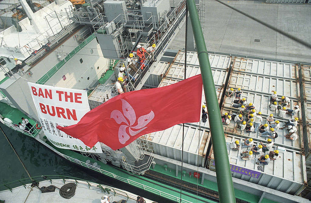 2000年，綠色和平船艦彩虹勇士號展開「無毒亞洲之旅」，其中在香港聚焦焚化爐產生有毒物質二噁英議題。 © Greenpeace / Alan Hindle