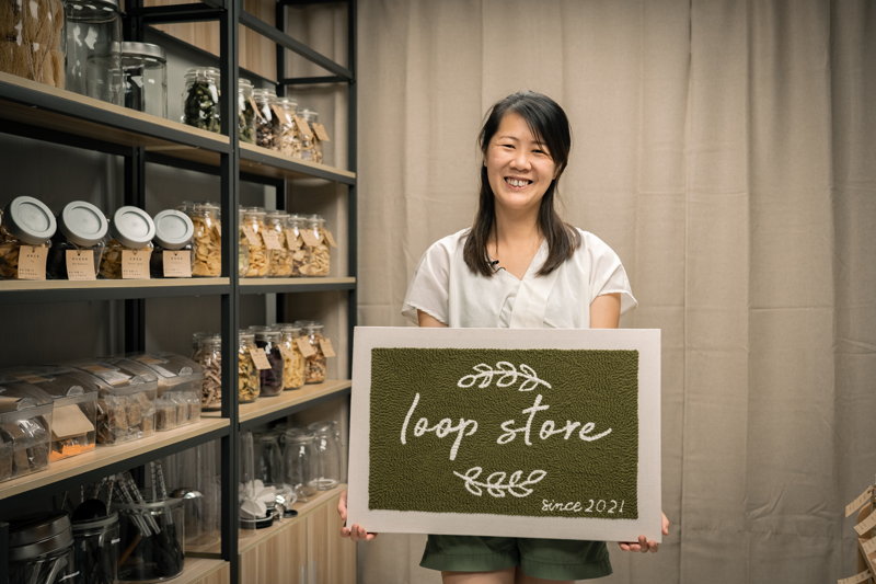 裸買店店主Bear於「惜簡生活節」與綠色和平合作開辦市集裸買概念店「綠色和平 x loop 士多」。© Greenpeace / chilam wong