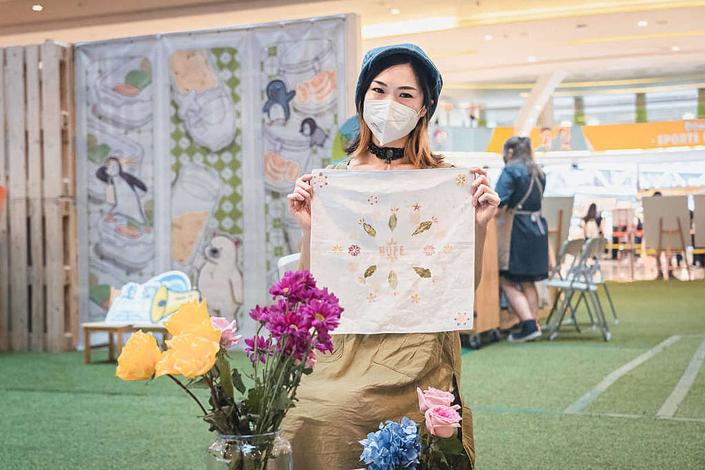 植物拓染工作坊導師Siu，利用花朵及樹葉等回收物料，於布上印製漂亮圖案。 © Chilam Wong / Greenpeace