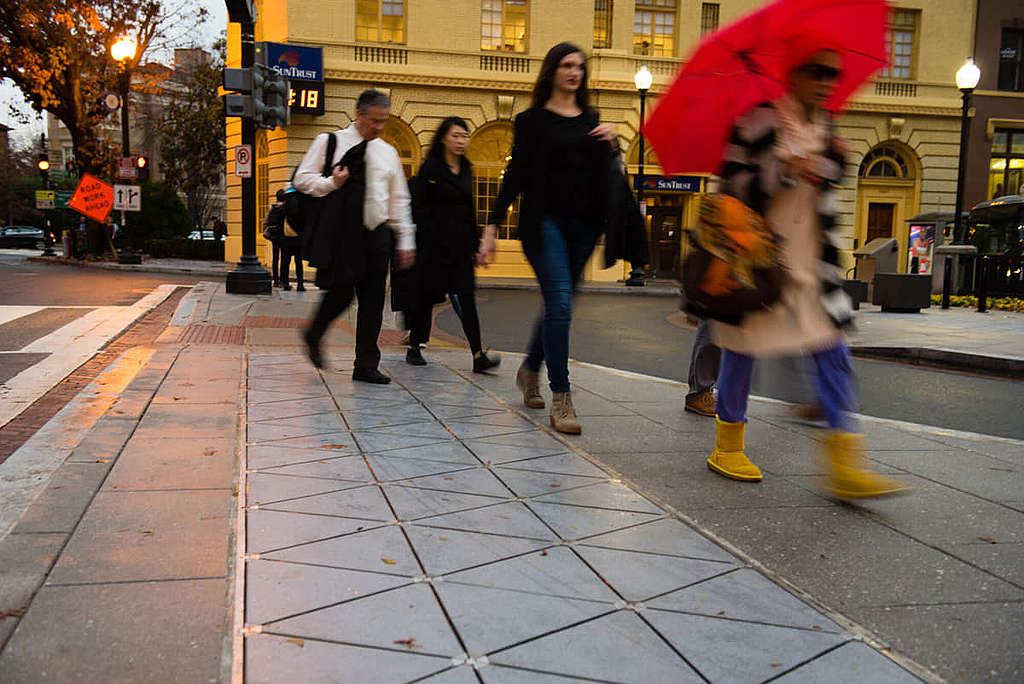 美國華盛頓的路人，走在可發電的地磚上，他們的每一步，將為戶外帶來光明。 © Sarah L. Voisin / The Washington Post via Getty Images