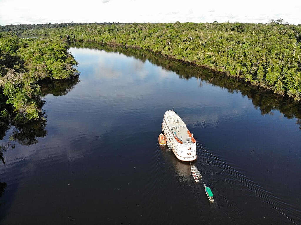 綠色和平巴西辦公室團隊聯同當地生態學家，乘坐「 Almirante Moreira VII 號」沿馬尼科雷河而下，展開亞馬遜考察之旅。 © Todd Southgate / Greenpeace